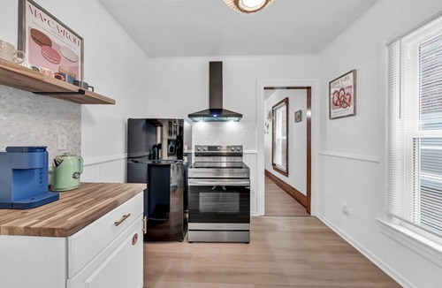 Downtown Niagara Falls House | 7bdrm, 3baths, 2 kitchens, mins to falls, Arcade, WiFi, AC, parking