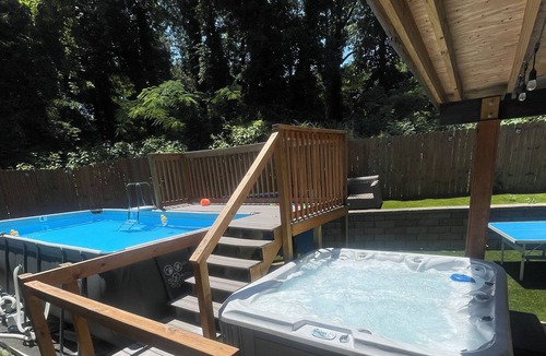 Church Street House | 7BR Argentina England 5mi✈️ Pool & Hot Tub Sleeps 16