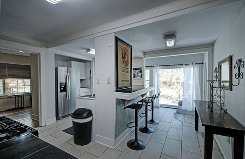 Jackson House | 7BR City Retreat Smart TVs, BBQ & Near Belhaven