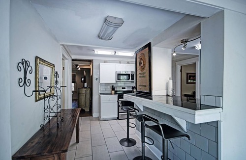 Jackson House | 7BR City Retreat Smart TVs, BBQ & Near Belhaven
