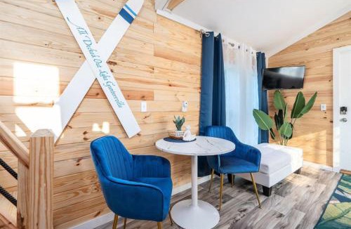 Guntersville Apartment | 8 All Decked Out, Luxury Tiny House, Boat Parking Mins to Lake Guntersville, Downtown