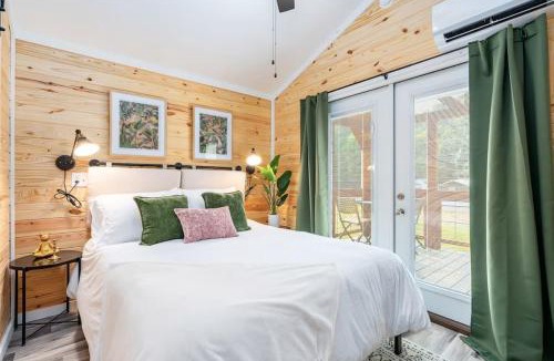 Guntersville Apartment | 8 All Decked Out, Luxury Tiny House, Boat Parking Mins to Lake Guntersville, Downtown