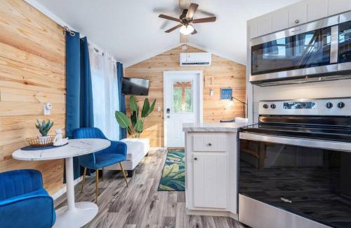 Guntersville Apartment | 8 All Decked Out, Luxury Tiny House, Boat Parking Mins to Lake Guntersville, Downtown