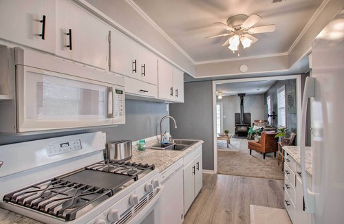 Bedford Cottage | 8 Mi to Lake Eerie & Dtwn Toledo! Peaceful Cottage