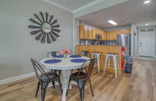 Sevierville Condo | 8 min to Dollywood- Close to parkway River and Mountain Views 2BR/2BA Sleeps 6