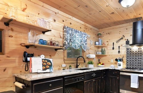 Ridgeline Vistas Cabin | A Creek Runs Thru It, Hot Tub, Creekfront, pet friendly 3/3, fireplc., WIFI