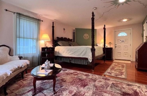 Marlinton Bed & Breakfast | A Fairytale Stay in the Fantasy Suite at Mountain Quest