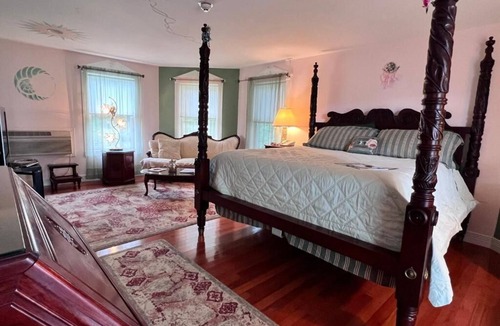 Marlinton Bed & Breakfast | A Fairytale Stay in the Fantasy Suite at Mountain Quest