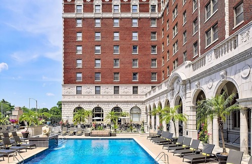 Central West End Apartment | A Few Minutes Walk from World Chess Hall of Fame! 4 Spaces, Pool, Parking