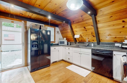 Flat Hollow Marina House | A Frame Cabin, Sleeps 9, Pickleball Court, Boat Slip