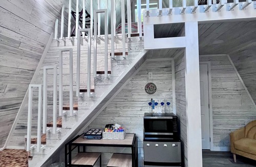 Cape Girardeau Cottage | A-Frame Cottage with Deck in Charming Inspiration Village