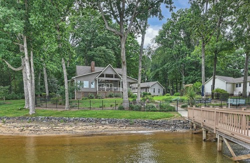 Lake Norman of Catawba Cottage | A Frame of Mind by Avantstay Lakefront Retreat Hot Tub + Game Room + Dock