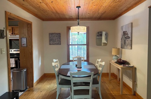 Bonnerdale Cabin | A Great Escape a Cozy 3-bedroom cabin in Mount. Ida close to Lake Ouachita.