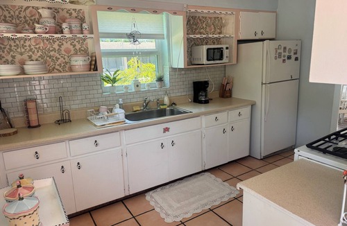 Downtown Hollywood Apartment | A magical garden retreat - Hollywood, Florida -1 mile to beach