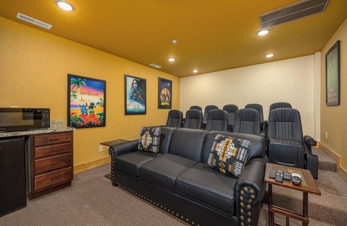 Gatlinburg Ski Chalet | A Majestic Hilltop – 6 BR ,Indoor Pool, Theater, Mount Views