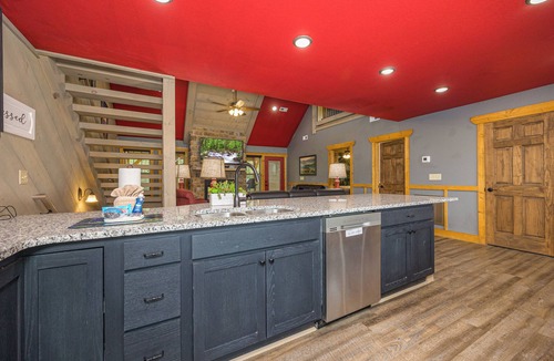 Gatlinburg Ski Chalet | A Majestic Hilltop – 6 BR ,Indoor Pool, Theater, Mount Views