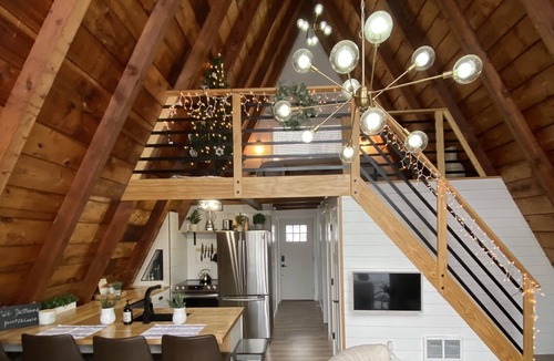 Six Lakes Ski Chalet | A MontCalm Experience