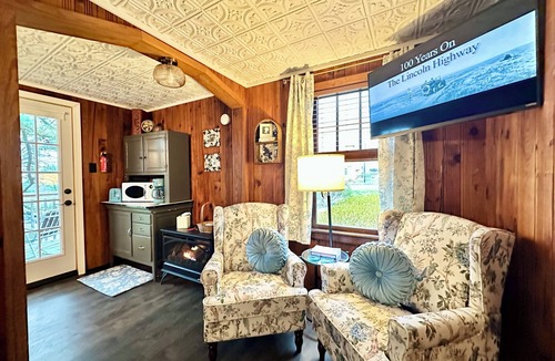 Manns Choice Cabin | A Retro Stay On The Lincoln w/Private Grill & Firepit