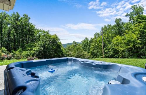 Newport Ski Chalet | A Serene Smoky Escape Hot Tub, Pigeon River, Fire Pit, Mountain Views