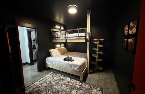 Downtown Louisville Hotel | A12 The Upper Paddock Pick 6 Suite