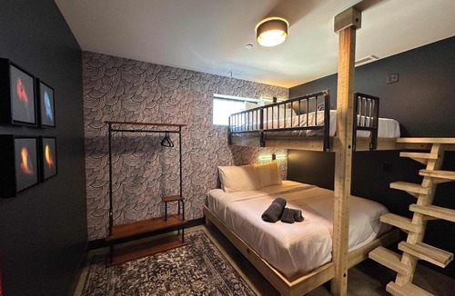 Downtown Louisville Hotel | A12 The Upper Paddock Pick 6 Suite
