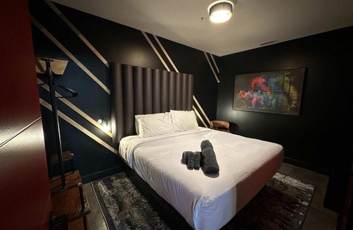 Downtown Louisville Hotel | A12 Upper West Stakes Daily Double Suite