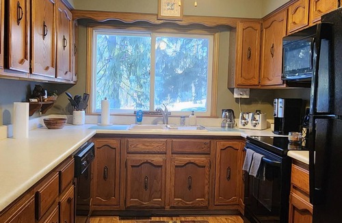 Rose City House | Abbott Lake House: Summer Waterfront Paradise for the Whole Family