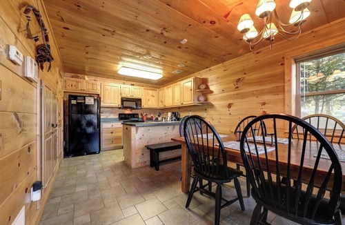 Helen House | Above the Rest| 2BR| Helen| Hot tub & Mountain views