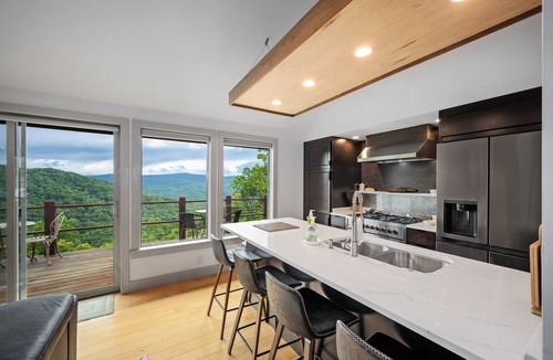 Ferguson Cabin | Acorn Ridge: Scenic mountain retreat with hot tub, panoramic views, and classic