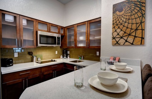 Holland Apartment | ADA 2-Queen 1-Bed Suite w/Breakfast