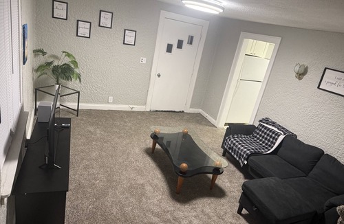 Parchment Apartment | Adorable 2-bedroom apartment with WiFi in charming Parchment