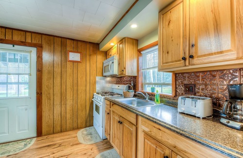 Oakland Cabin | Adorable adventure cabin in the woods with full kitchen, firepit, & porch