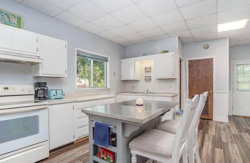 Au Gres House | Adorable cabin nestled along Schnitzelbank Creek with private beach access