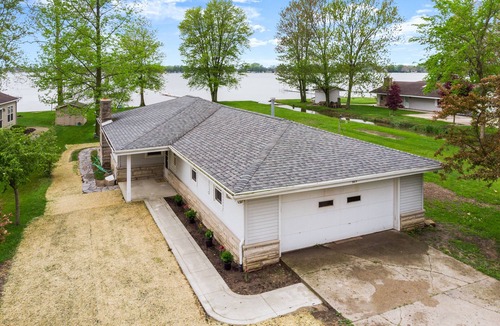 Warsaw House | Adorable Chapman Lake Front Home