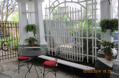 Uptown Historic District House | Adorable Stand Alone Studio on Ave. Close to Shopping and Eating.