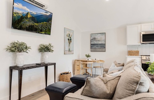 Fountain Inn Cottage | Adorable Upscale cottage in Downtown Fountain Inn.