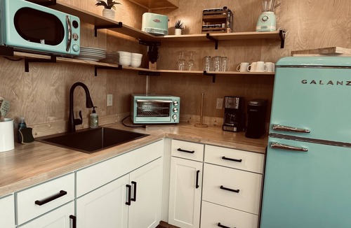 Rogers House | Aesthetic RRG Cabin | Hot Tub |Girl's Trip Approved