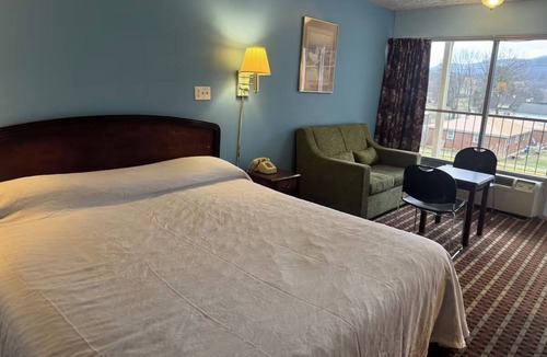 Tazewell Hotel | Affordable Comfort in Pet-Friendly King Room with Microwave and Fridge