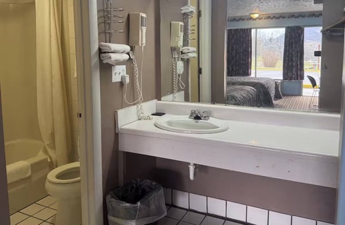 Tazewell Hotel | Affordable Comfort in Pet-Friendly King Room with Microwave and Fridge
