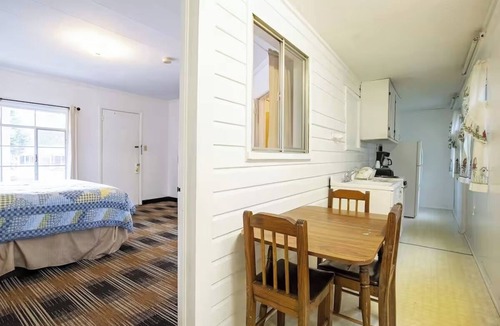 Cherokee Hotel | Affordable Riverside Room w/Scenic Views – Ideal For Rest After Mountain Trips