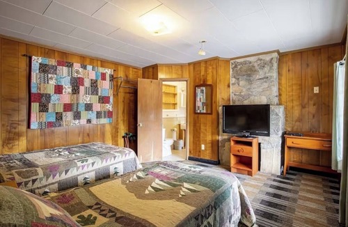 Cherokee Hotel | Affordable Riverside Room w/Scenic Views – Ideal For Rest After Mountain Trips