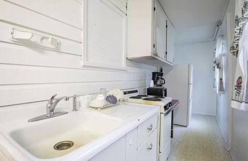 Cherokee Hotel | Affordable Riverside Room w/Scenic Views – Ideal For Rest After Mountain Trips