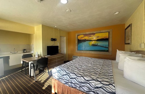 Daytona Beach Hotel | Affordable Room with King Bed & Essentials – 10 Min Drive to Daytona Beach