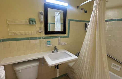Daytona Beach Hotel | Affordable Room with King Bed & Essentials – 10 Min Drive to Daytona Beach