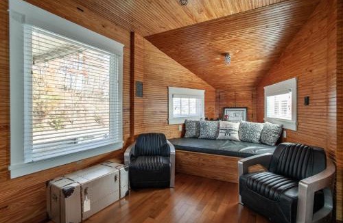 Knoxville House | Airplane Filling Station -Unique Stay in Knoxville