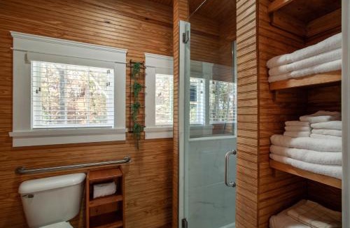 Knoxville House | Airplane Filling Station -Unique Stay in Knoxville