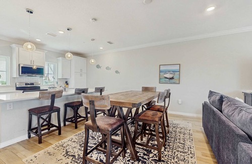 Ono Island Villa | Airy townhouse with pool, hot tub, central AC, & washer/dryer - dog-friendly