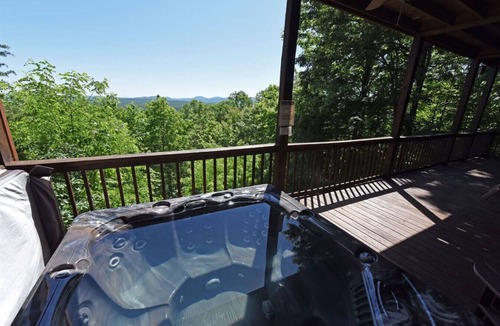 Ridges Over the Lake Cabin | All About The Views- Luxury 4br,Hot Tub,Great View, wifi, firepit, Game room