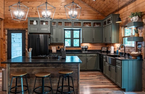 Topton Cabin | All Decked Out-Pet Friendly, Luxury Log Cabin Rental, High Speed Internet, 4 Decks, Swinging Day Bed, Large Hot Tub-Nantahala NC.