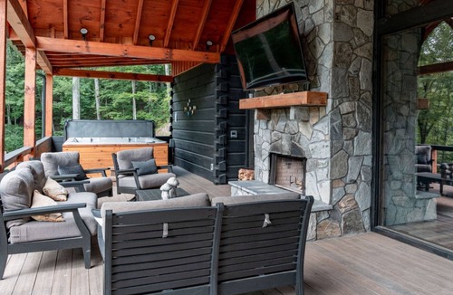 Topton Cabin | All Decked Out-Pet Friendly, Luxury Log Cabin Rental, High Speed Internet, 4 Decks, Swinging Day Bed, Large Hot Tub-Nantahala NC.